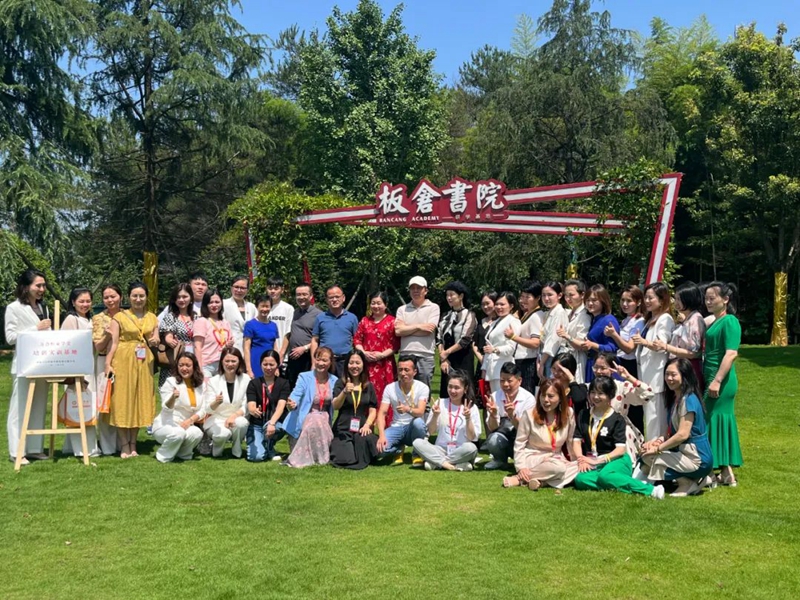 【萬(wàn)合恒業(yè)學(xué)堂-培訓(xùn)實(shí)訓(xùn)基地】在楊昌濟(jì)先生故鄉(xiāng)開(kāi)慧鎮(zhèn)板倉(cāng)書(shū)院正式揭牌。同日萬(wàn)合第40屆【國(guó)際說(shuō)服力銷(xiāo)講】開(kāi)班